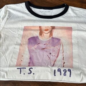 Taylor Swift  authentic tour tshirt